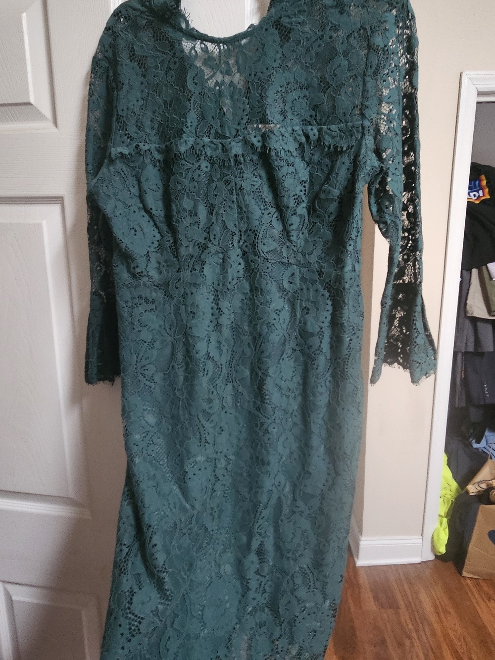Eva Mendes Elegant Lace Midi Dress in Emerald Green
